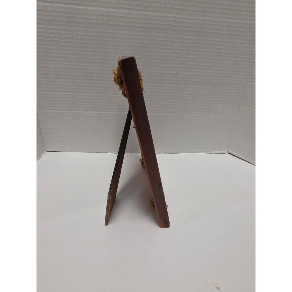 Rare Woods rustic wooden picture frame featuring a woven rope border and‎ corner